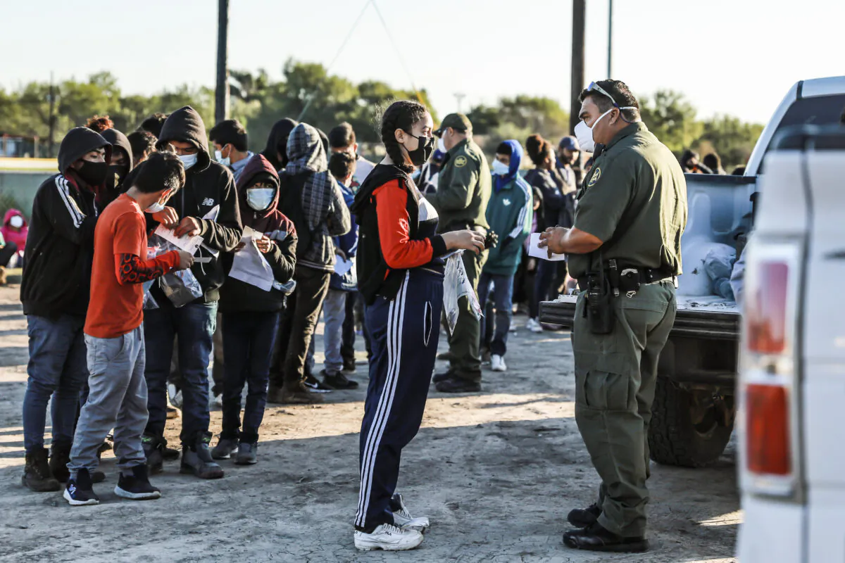 Border Patrol agents apprehend and transport illegal immigrants who have just crossed the river into La Joya, Texas, on Nov. 17, 2021. (Charlotte Cuthbertson/The Epoch Times)