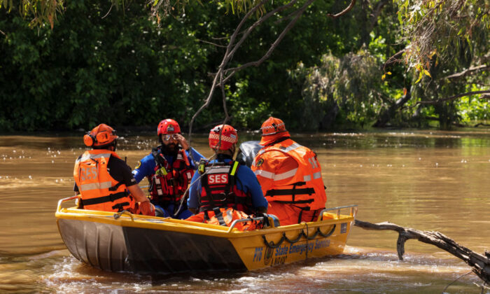 NSW SES flood rescue operators launch a flood boat off the banks of the Lachlan River in Forbes, Australia, on Nov. 17, 2021 . (Brook Mitchell/Getty Images)