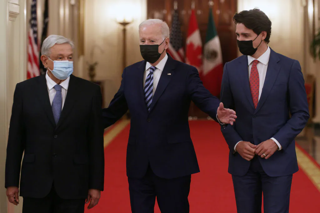(L-R) Mexican President Andres Manuel Lopez Obrador, U.S. President Joe Biden, and Canadian Prime Minister Justin Trudeau enter the East Room for the North American Leaders’ Summit at the White House on Nov. 18, 2021. (Alex Wong/Getty Images)