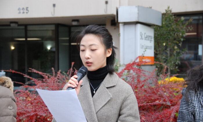 Liu Mingyuan, a student at Ontario’s Sheridan College, speaks out against the Chinese regime’s persecution of Falun Gong at a protest outside the Chinese Consulate in Toronto on Nov. 18, 2021.  Chinese regime has recently detained her mother, Liu Yan, for her belief in the Falun Gong spiritual practice. (Michelle Hu/  Pezou)