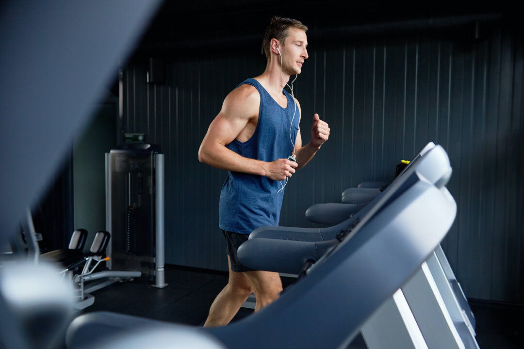 Warming up before
exercise can help
prevent joint pain and
reduce the risk of injury. (SeventyFour/Shutterstock)