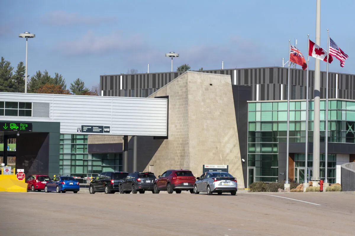 Vehicles wait to enter Canada at the US/Canada Thousand Islands border crossing Lansdowne, Ont., on Nov. 8, 2021. (The Canadian Press/Lars Hagberg)