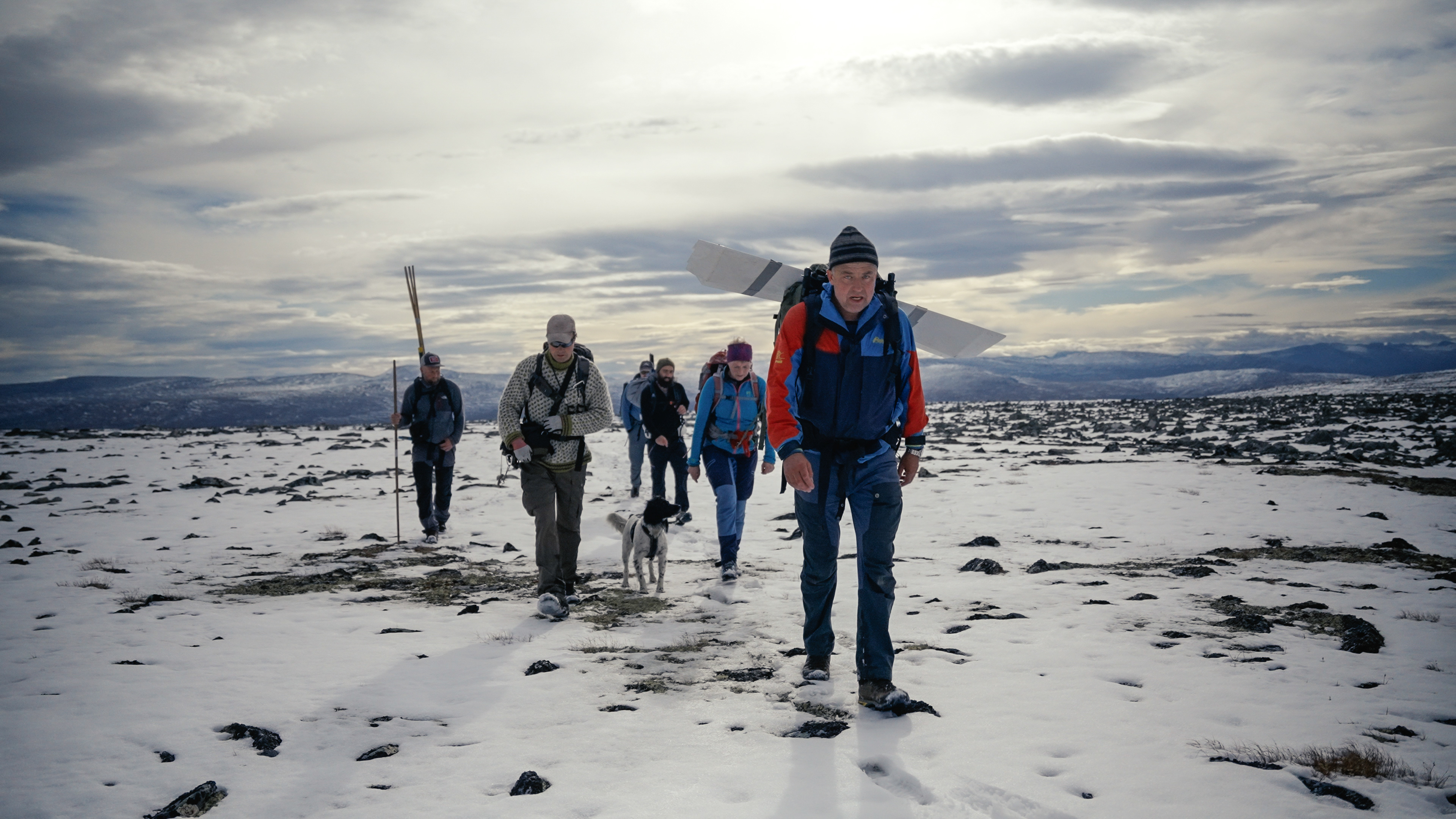 Los arqueólogos del glaciar descubren un esquí de madera de 1300 años con correas de cuero preservadas por el hielo en Noruega