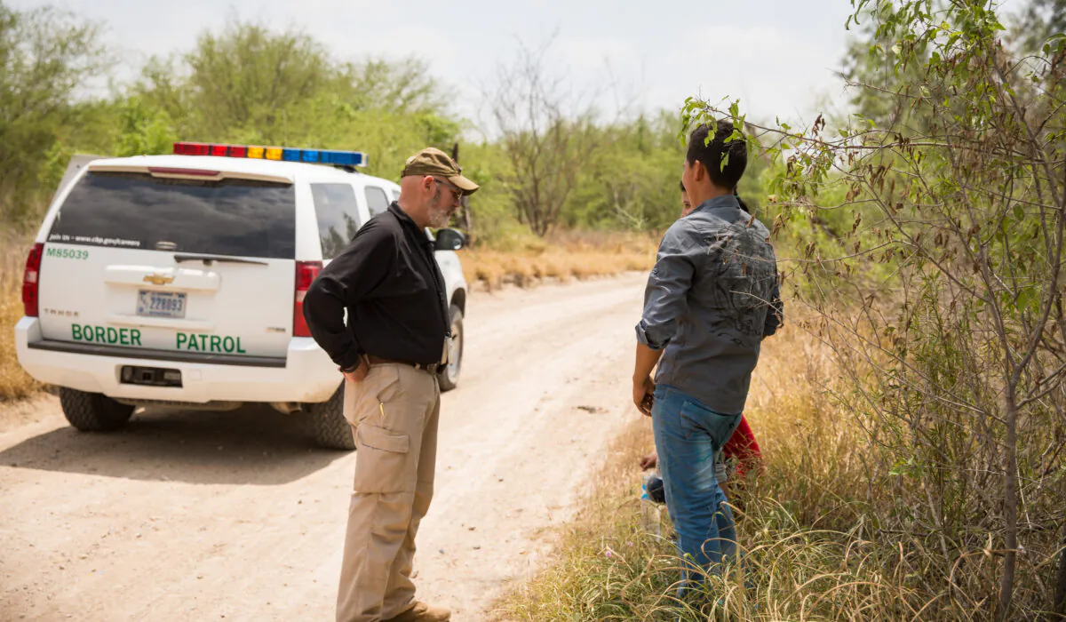 Rod Kise, public affairs officer for U.S. Customs and Border Protection, Rio Grande Valley, speaks to a group of unaccompanied minors who crossed the Rio Grande River from Mexico into the United States in Hidalgo County, Texas, on May 26, 2017. (Benjamin Chasteen/The Epoch Times)