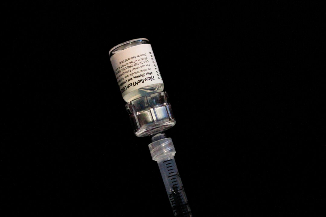 A health worker draws a dose of Pfizer-BioNTech COVID-19 vaccine in Miami, Fla., on Aug. 5, 2021. (Marco Bello/Reuters)