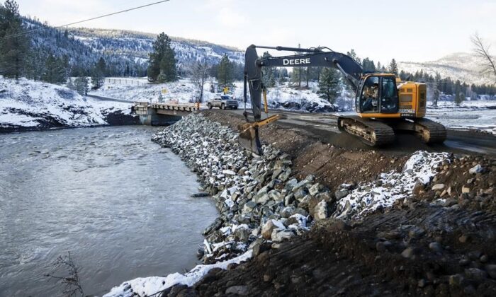 Construction crews work to build a bridge for the Nooaitch First Nation near Merritt, B.C., which has been completely cut off by flooding on, Nov. 19, 2021. ( Canadian Press/Jeff McIntosh)