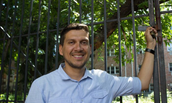 Carlos Martinez in front of the gates of the Leverich Burial Ground in Jackson Heights. (Beatriz Gil/Hibridos Collective)