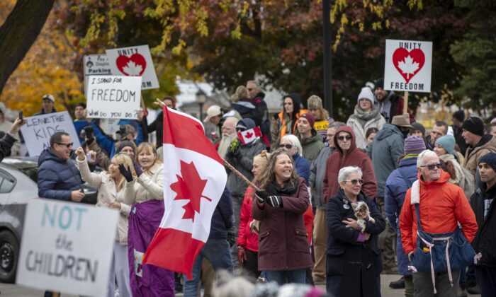 People protest against COVID-19 vaccine mandates and masking measures during a rally in Kingston, Ont., on Nov. 14, 2021. （The Canadian Press/Lars Hagberg）