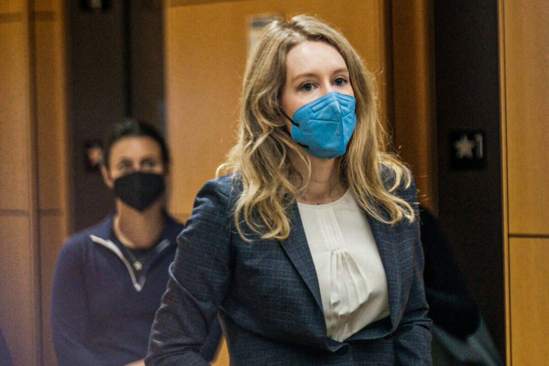 Elizabeth Holmes, the founder and former CEO of blood testing and life sciences company Theranos, arrives for the first day of her fraud trial, outside Federal Court in San Jose, Calif., on Sept. 8, 2021. (Nick Otto/AFP) 