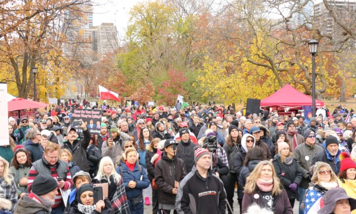  crowd listens to speeches at a “Worldwide Freedom” rally to protest vaccine mandates, in downtown Toronto on Nov. 20, 2021. (Andrew Chen/  Pezou.)