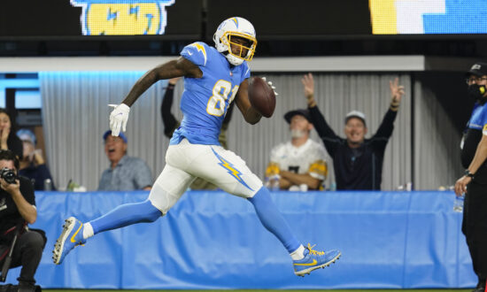 Herbert Throws for 382 Yards, Chargers Hold Off Steelers
