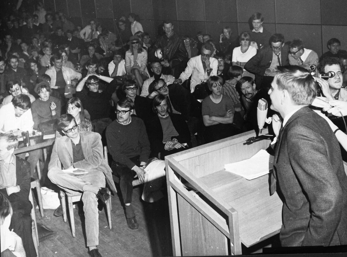 Sweden's then-education minister Olof Palme talks to leftist students who occupied the Student Union Building at Stockholm University on May 25, 1968. (Public Domain)