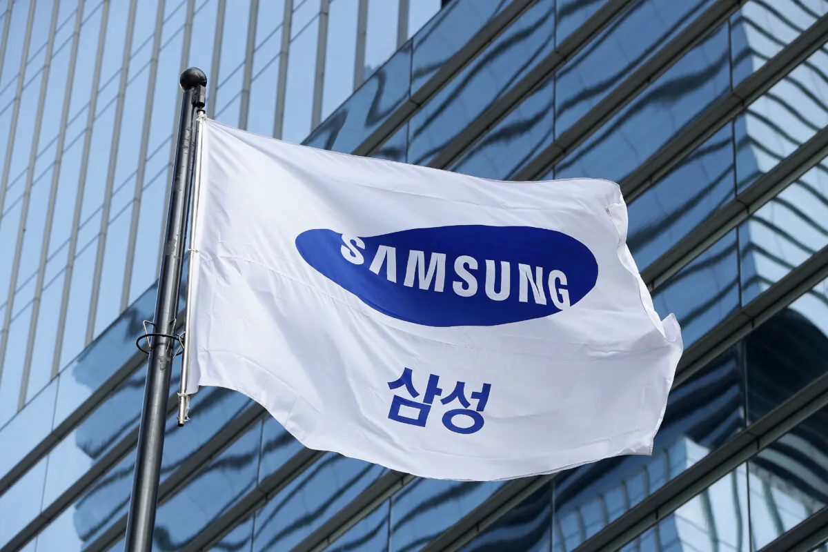 A Samsung flag flies outside the company's headquarters in Seoul, South Korea, on Jan. 12, 2017.  (Chung Sung-Jun/Getty Images)