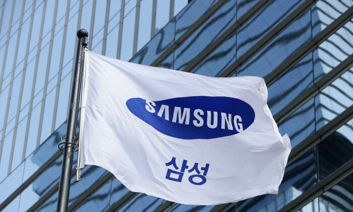 A Samsung flag flies outside the company's headquarters in Seoul, South Korea, on Jan. 12, 2017.  (Chung Sung-Jun/Getty Images)