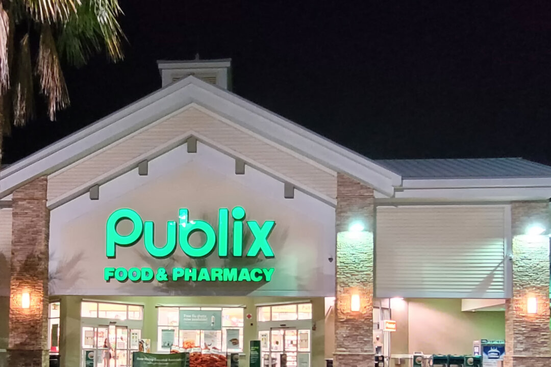 Elizabeth Warren Blames Grocery Stores for Food Price Inflation