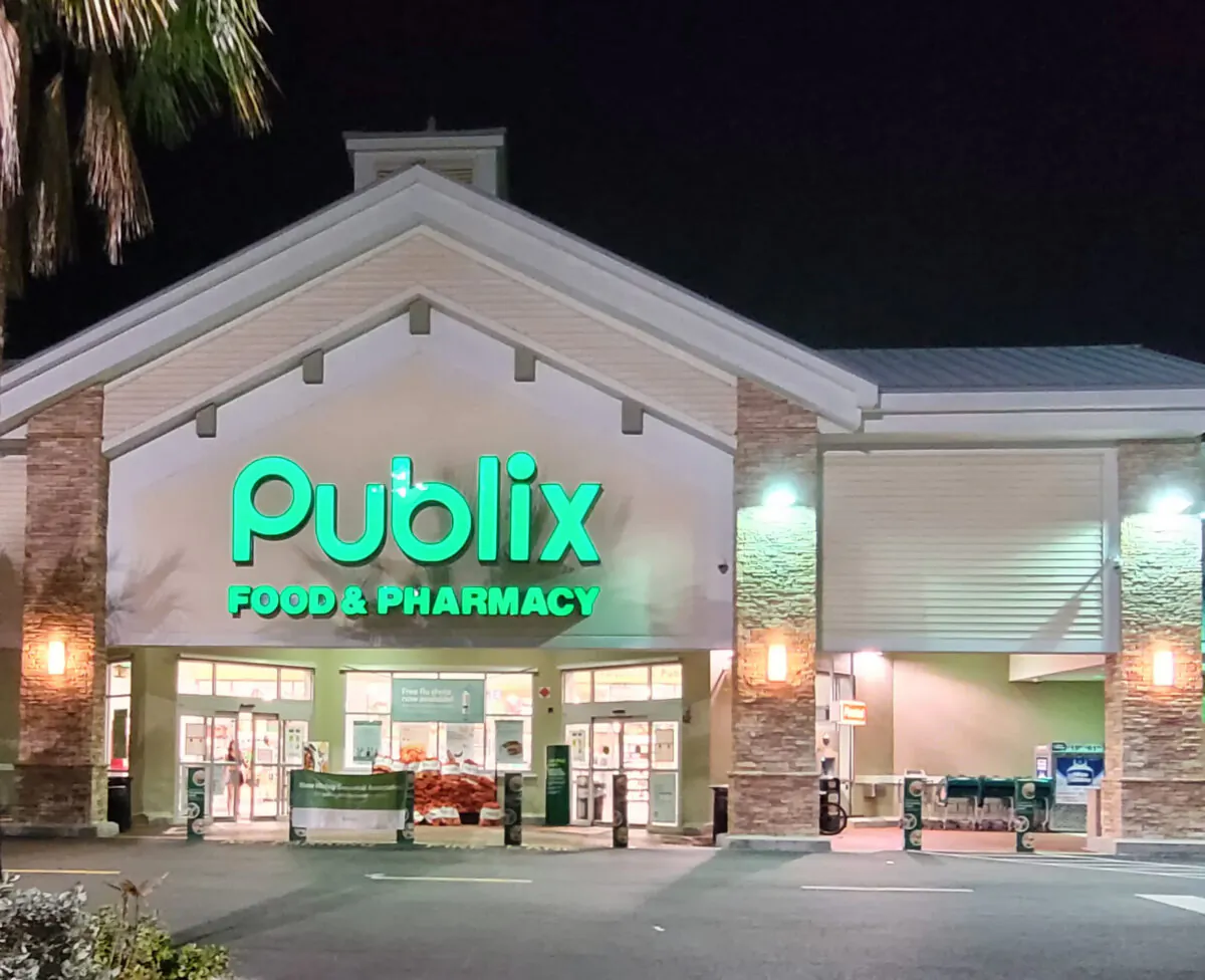 A Publix Food & Pharmacy store in Florida welcomes shoppers on Nov. 22, 2021. (Jann Falkenstern/The Epoch Times)