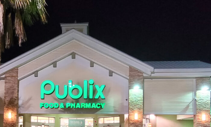 A Publix Food & Pharmacy store in Florida welcomes shoppers on Nov. 22, 2021. (Jann Falkenstern/The Epoch Times)