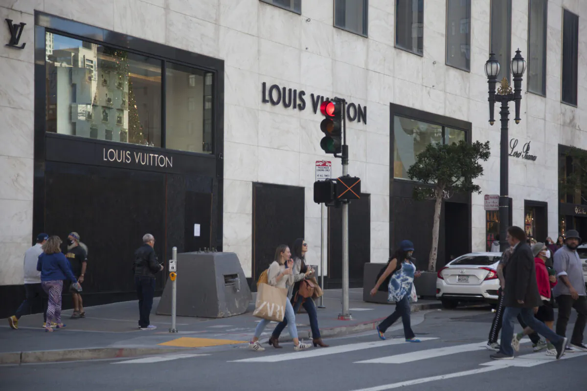 A series of smash-and-grab robberies left stores with boarded up windows on Nov. 22, 2021. (Lear Zhou/The Epoch Times)
