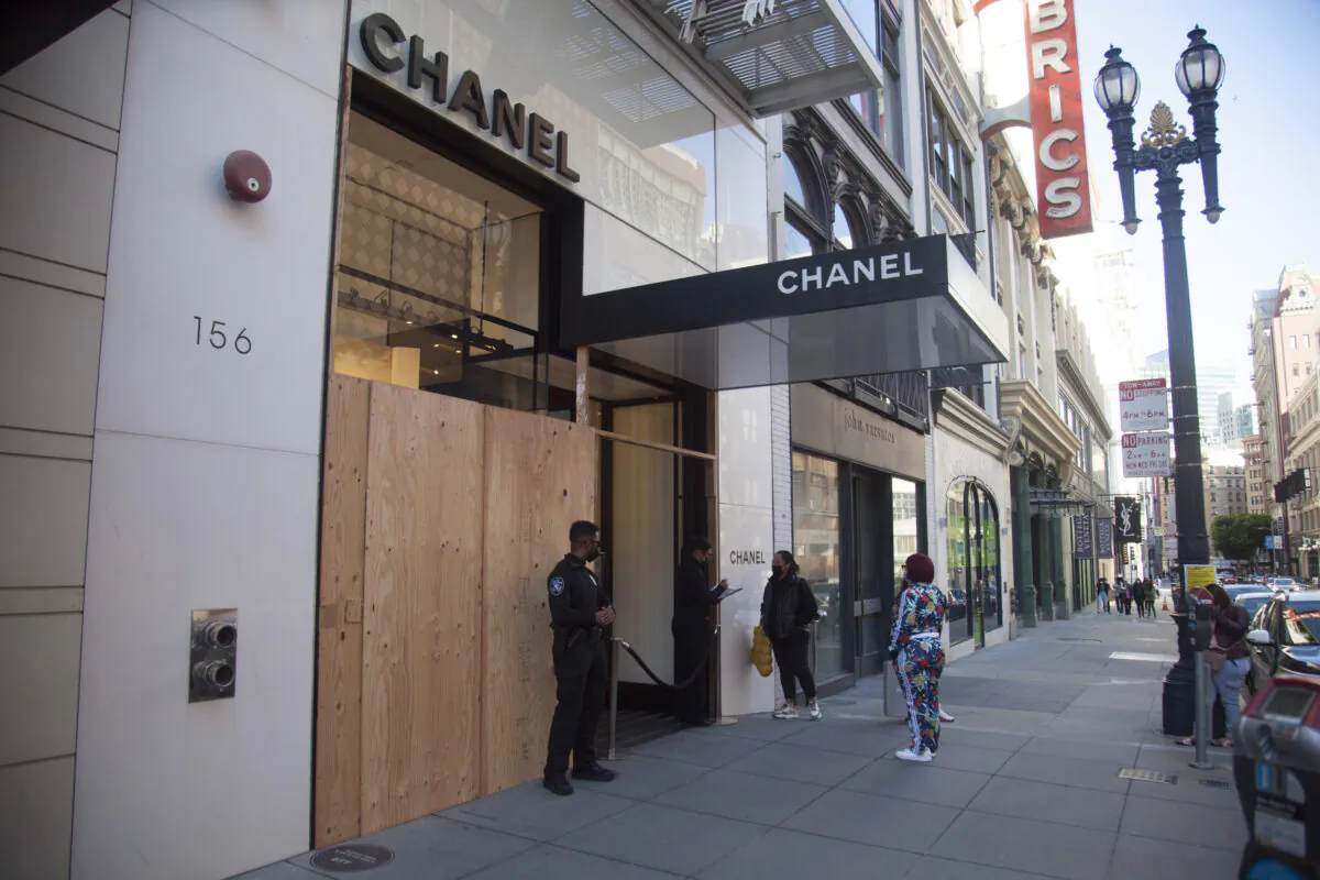 A series of smash-and-grab robberies left stores with boarded up windows on Nov. 22, 2021. (Lear Zhou/The Epoch Times)