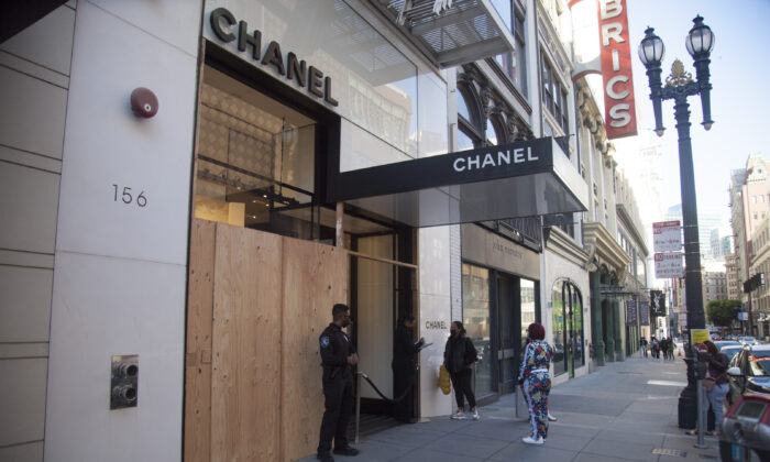 A series of smash-and-grab robberies left stores with boarded up windows on Nov. 22, 2021. (Lear Zhou/The Epoch Times)