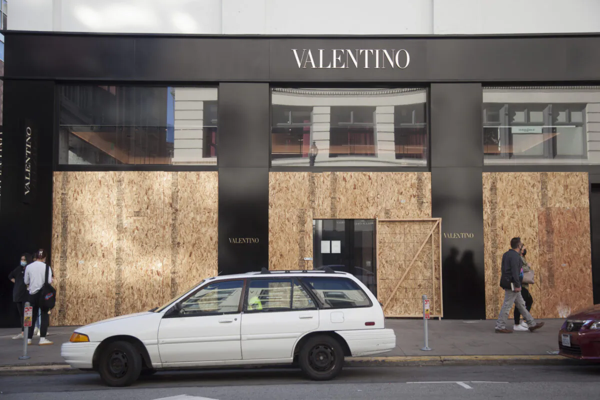A series of smash-and-grab robberies are leaving stores with boarded up windows in San Francisco on Nov. 22, 2021. (Lear Zhou/The Epoch Times)