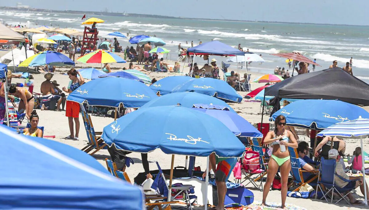 Cocoa Beach, Fla., is packed with Memorial Day beachgoers on May 23, 2020. (Stephen M. Dowell/Orlando Sentinel)