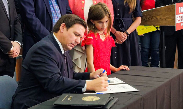 Gov. Ron DeSantis signs bills countering vaccine and mask mandates in Brandon, Fla., on Nov. 18, 2021. (Jannis Falkenstern/The Epoch Times)