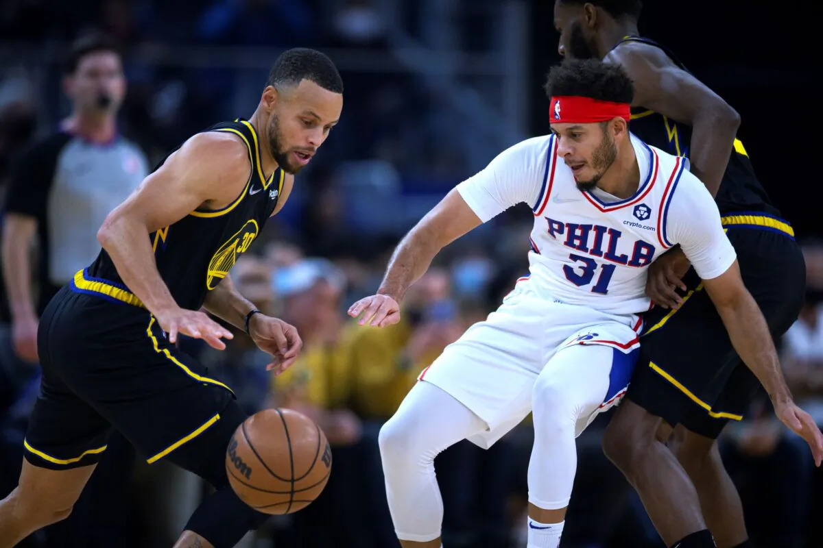 Golden State Warriors guard Stephen Curry (30) attempts to drive past Philadelphia 76ers guard Seth Curry (31) during the first quarter of an NBA basketball game in San Francisco, on Nov. 24, 2021. (D. Ross Cameron/AP Photo)