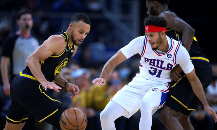 Golden State Warriors guard Stephen Curry (30) attempts to drive past Philadelphia 76ers guard Seth Curry (31) during the first quarter of an NBA basketball game in San Francisco, on Nov. 24, 2021. (D. Ross Cameron/AP Photo)