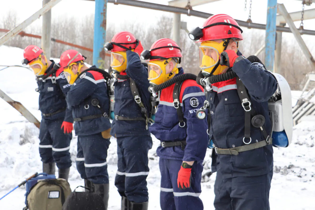 Rescuers prepare to work at a fire scene at a coal mine near the Siberian city of Kemerovo, about 3,000 kilometres (1,900 miles) east of Moscow, Russia, on Nov. 25, 2021. (Russian Ministry for Emergency Situations photo via AP)