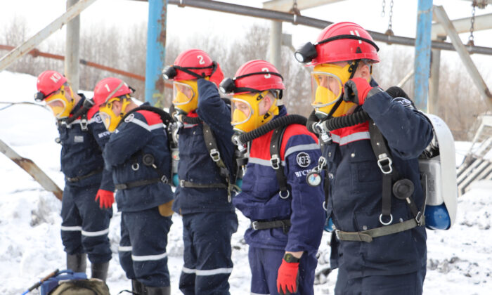 Rescuers prepare to work at a fire scene at a coal mine near the Siberian city of Kemerovo, about 3,000 kilometres (1,900 miles) east of Moscow, Russia on Nov. 25, 2021. (Russian Ministry for Emergency Situations photo via AP)