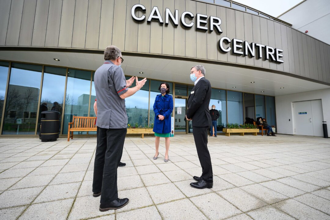 Shadow Chancellor Anneliese Dodds (C) speaks with medical staff during a visit to the new Cancer Centre of Milton Keynes University Hospital in Milton Keynes, England, on March 19, 2021. (Leon Neal/Getty Images)