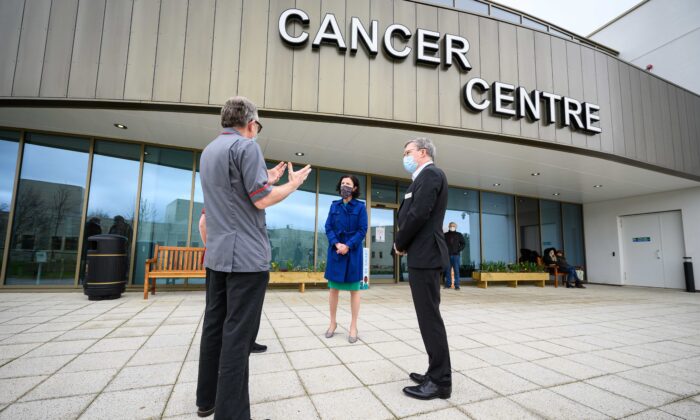 Shadow Chancellor Anneliese Dodds (C) speaks with medical staff during a visit to the new Cancer Centre of Milton Keynes University Hospital in Milton Keynes, England, on March 19, 2021. (Leon Neal/Getty Images)