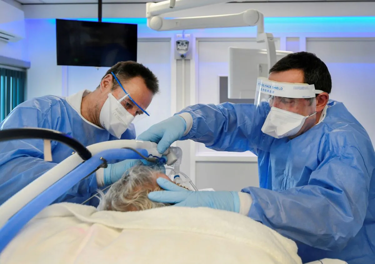 Medics treat a patient infected with COVID-19, in the intensive care unit at Maastricht UMC+ Hospital in Maastricht, Netherlands, on Nov. 10, 2020. (Piroschka van de Wouw/Reuters)