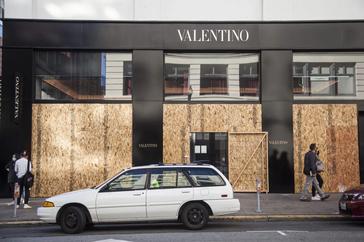 A series of smash-and-grab robberies left stores with boarded up windows on Nov. 22, 2021. (Lear Zhou/The Epoch Times)