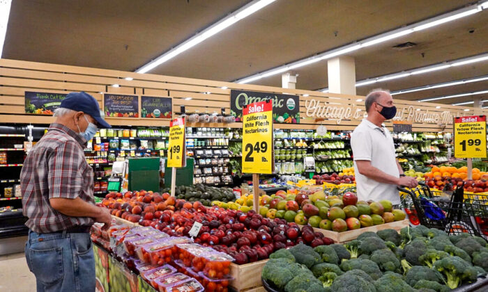 Customers shop for produce at a supermarket in Chicago, Ill., on June 10, 2021. (Scott Olson/Getty Images)