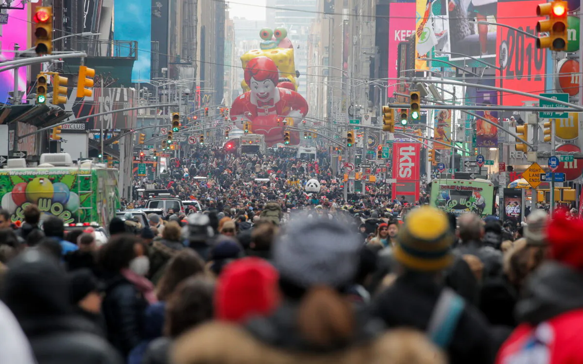 People attend the 95th Macy's Thanksgiving Day Parade in Manhattan, New York City, on Nov. 25, 2021.  (Brendan McDermid/REUTERS)