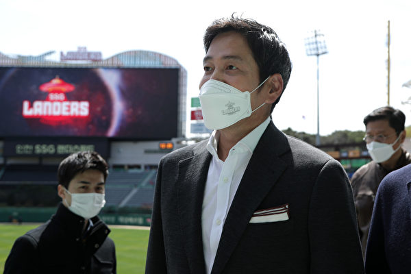 Chung Yong-Jin, Shinsegae Group vice chairman and owner of the SSG Landers baseball club, looks on ahead of the KBO League game between SSG Landers and Lotte Giants at SSG Landers Field in Incheon, South Korea, on April 4, 2021. (Han Myung-Gu/Getty Images)