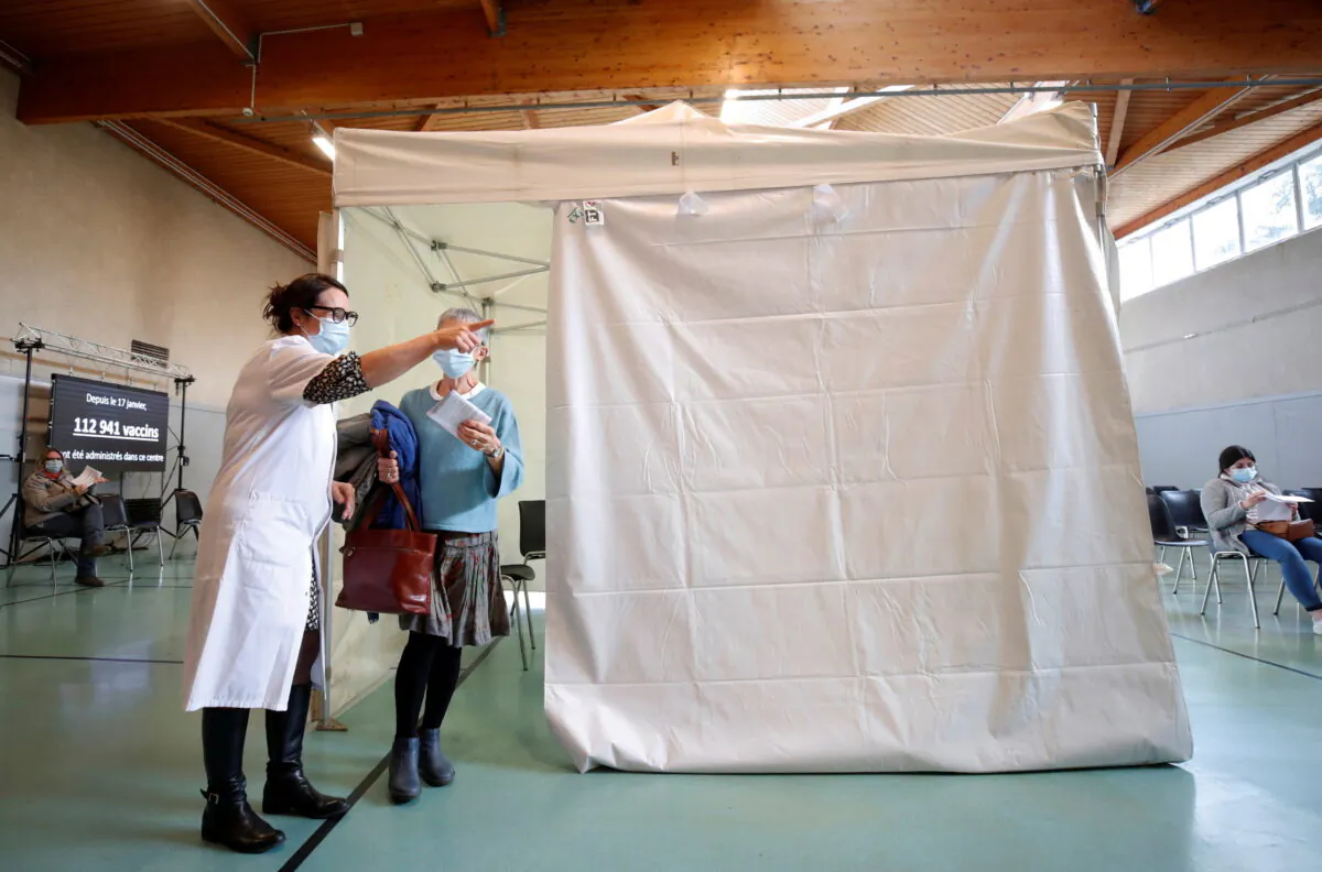 A medical worker talks to a patient at a coronavirus disease (COVID-19) vaccination center in Ancenis-Saint-Gereon, France, Nov. 17, 2021. (Stephane Mahe/Reuters)