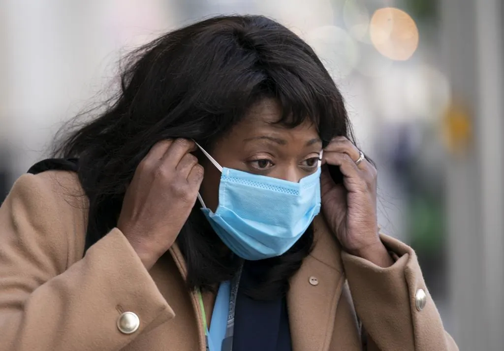 Newly elected Conservative MP Leslyn Lewis adjusts her mask as she arrives for the first party caucus since the federal election, in Ottawa, Oct. 5, 2021. (The Canadian Press/Adrian Wyld)