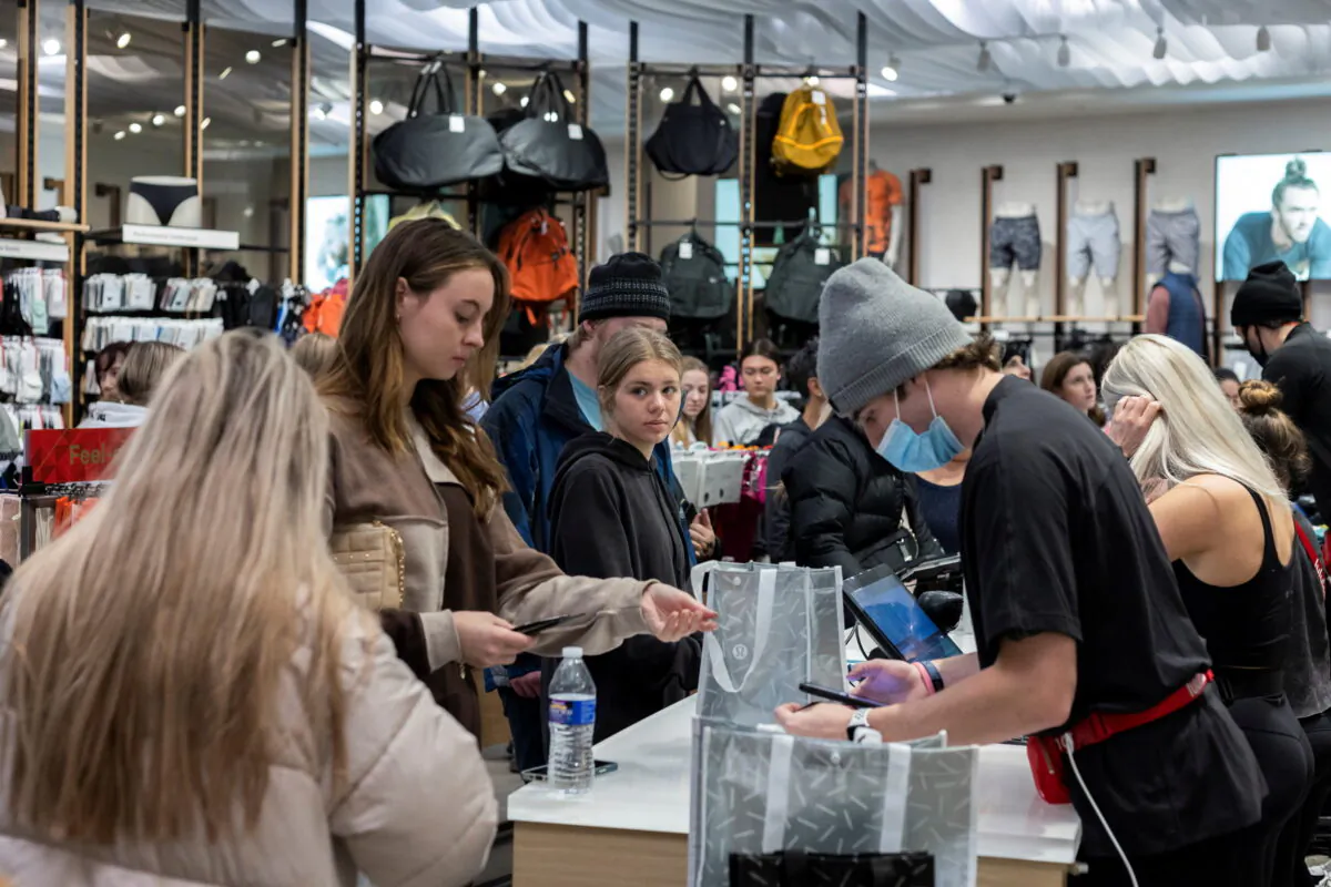 Shoppers pack stores for the Black Friday sales at the King of Prussia shopping mall in King of Prussia, Pa., on Nov. 26, 2021. (Rachel Wisniewski/Reuters)