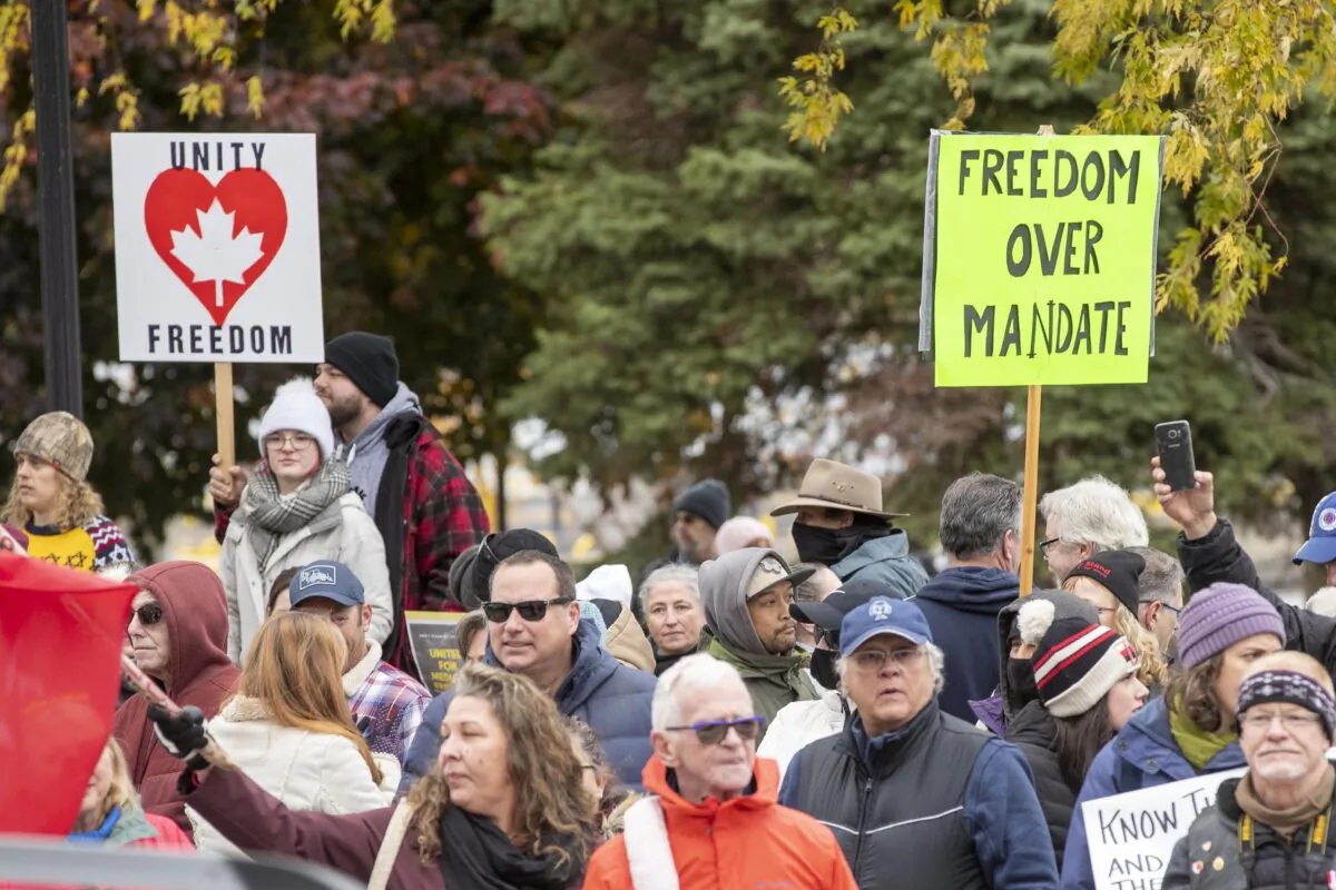 People gather to protest COVID-19 vaccine mandates at a rally in Kingston, Ont., on Nov. 14, 2021. (The Canadian Press/Lars Hagberg)