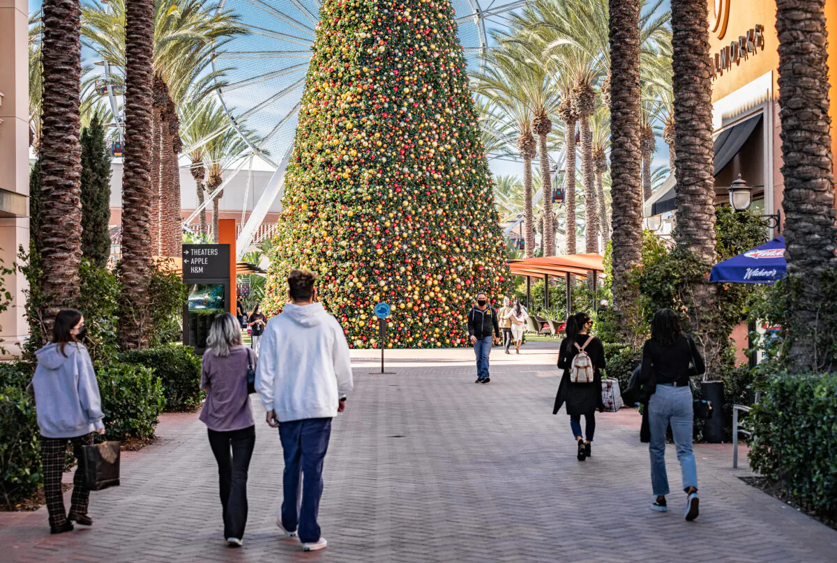 Shoppers at the Irvine Spectrum in Irvine, Calif., on Dec. 22, 2020. (John Fredricks/The Epoch Times)