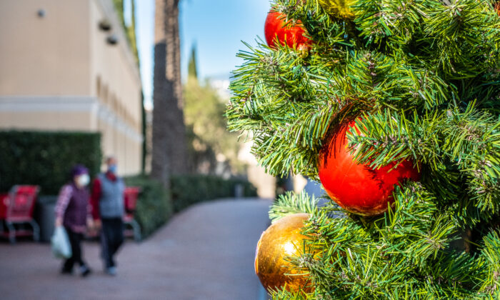 Christmas shopping in Irvine, Calif., on Dec. 22, 2020. (John Fredricks/The Epoch Times)