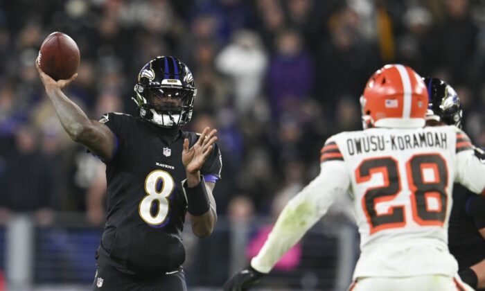 Baltimore Ravens quarterback Lamar Jackson (8) throws as Cleveland Browns outside linebacker Jeremiah Owusu-Koramoah (28) defends during the second half at M&T Bank Stadium in Baltimore, on Nov 28, 2021. (Tommy Gilligan/USA TODAY Sports via Field Level Media)