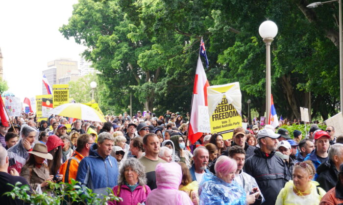 People gathered at Hyde Park to protest the mandates in Sydney, Australia on Nov. 27, 2021. (Nina Nguyen/  Pezou)