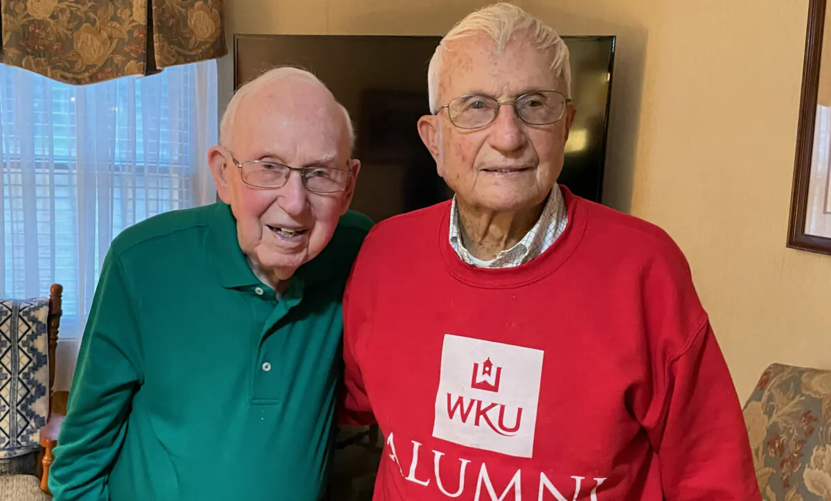 Genie Hogan, 97, (L) and Robert Simmons, 95, met on the way to boot camp in World War II and were reunited after 75 years. (Paula Ratliff/The Epoch Times)