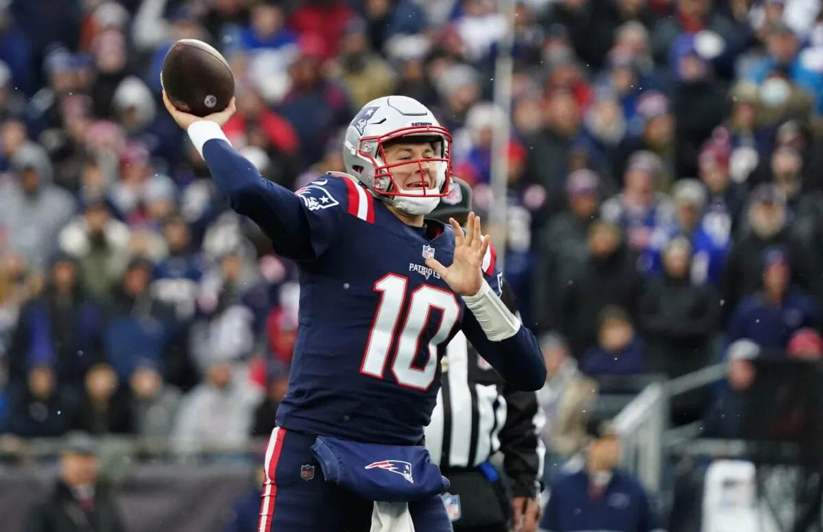 New England Patriots quarterback Mac Jones (10) throws a pass against the Tennessee Titans in the second quarter at Gillette Stadium in Foxborough, Mass., on Nov 28, 2021. (David Butler II/USA TODAY Sports via Field Level Media)