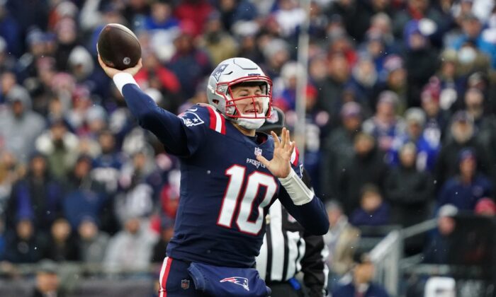 New England Patriots quarterback Mac Jones (10) throws a pass against the Tennessee Titans in the second quarter at Gillette Stadium in Foxborough, Mass., on Nov 28, 2021. (David Butler II/USA TODAY Sports via Field Level Media)