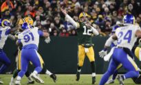 Toe Injury Can’t Stop Rodgers as Packers Defeat Rams 36–28